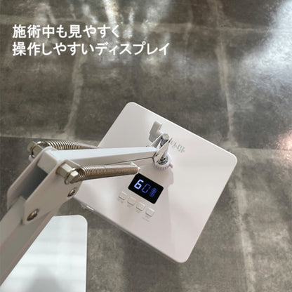 Krimthのネイルライト本体を上から見た構図。施術中でも見やすいディスプレイと、アームスタンドの取り付け状態が確認できる。

